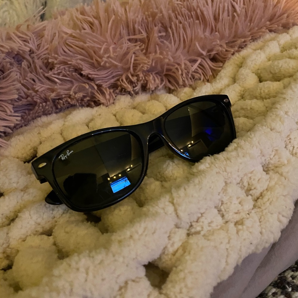 Black wayfarer ray ban sunglasses